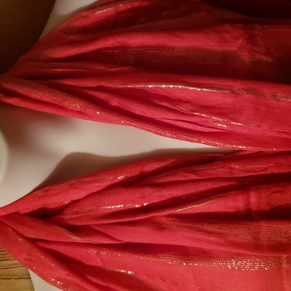 Red scarf with metallic gold - Picture 4 of 4